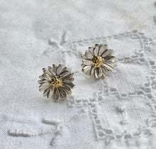 Load image into Gallery viewer, Daisy earrings