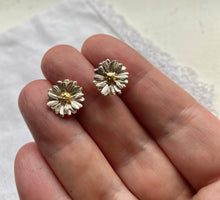 Load image into Gallery viewer, Daisy earrings