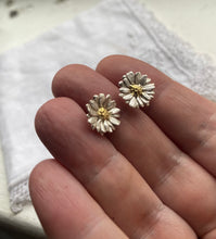 Load image into Gallery viewer, Daisy earrings