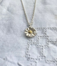 Load image into Gallery viewer, Daisy necklace